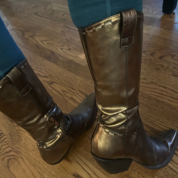 7.5 Bronze Luxury Cow girl boot.Brand BCB Boot used. Good shape. - Picture 3 of 7